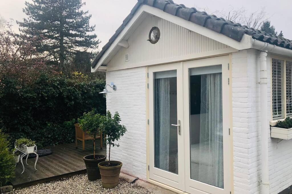 Tiny House In Tuin Van De Statige Villa Mariahof Дордрехт Екстериор снимка