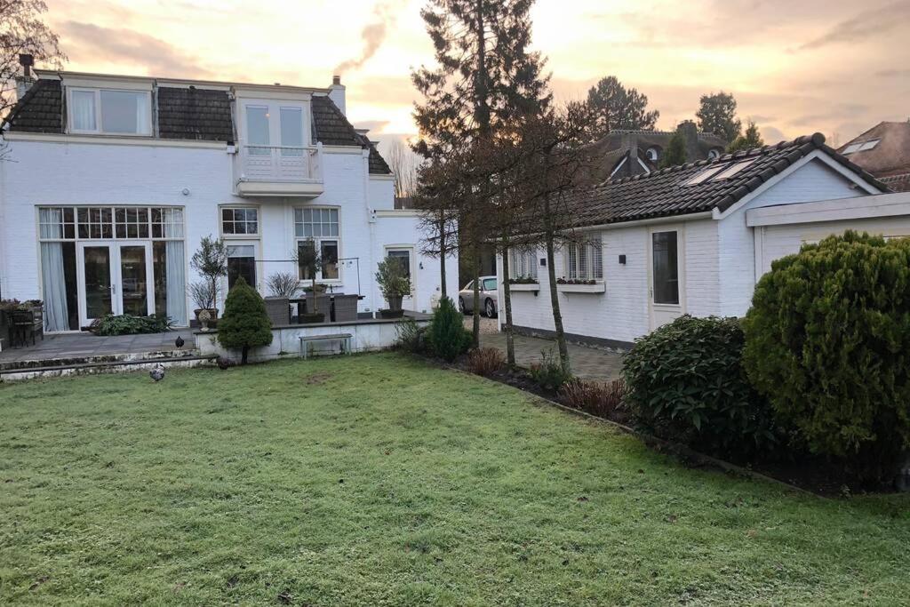 Tiny House In Tuin Van De Statige Villa Mariahof Дордрехт Екстериор снимка