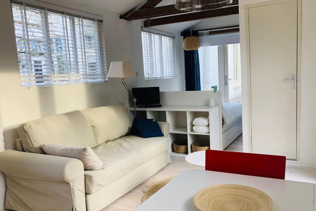 Tiny House In Tuin Van De Statige Villa Mariahof Дордрехт Екстериор снимка